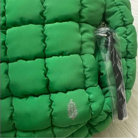 SOLD. DO NOT BUY. FP Movement Quilted Puffer Shoulder Bag Kelly Green - Picture 4 of 13
